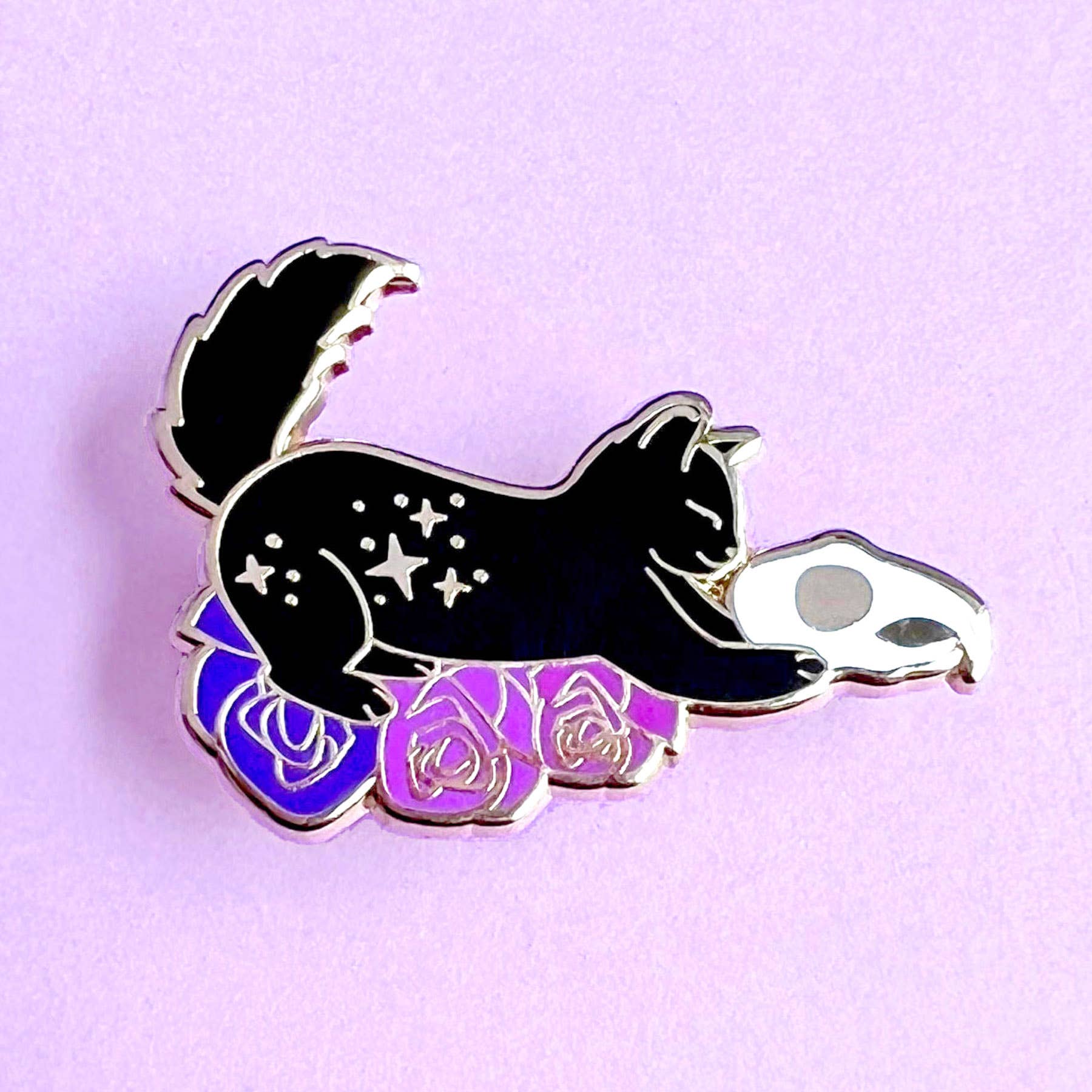 Cat playing with skull enamel pin - Halloween Collection